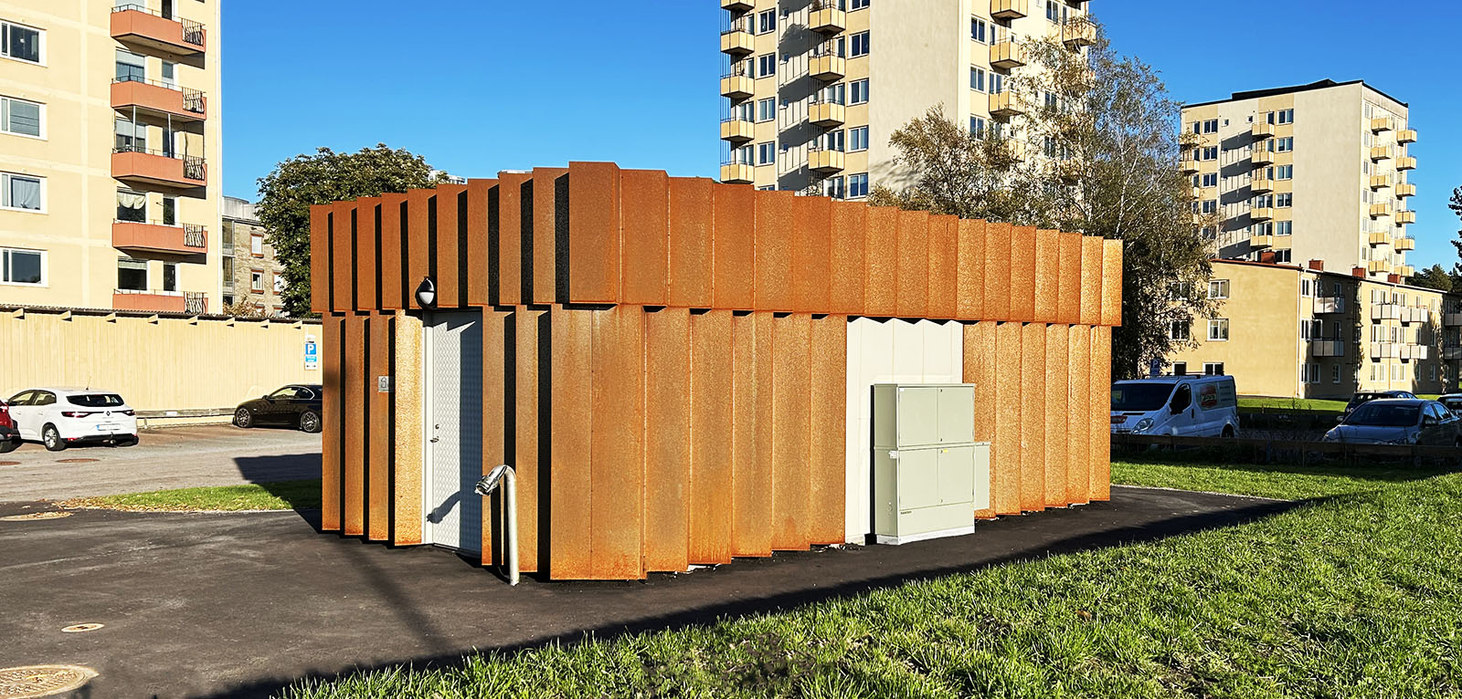 241003 Rostfria -3 Rostfria VA-Systems överbyggnad i Karlstad har en fasad av Corten plåt